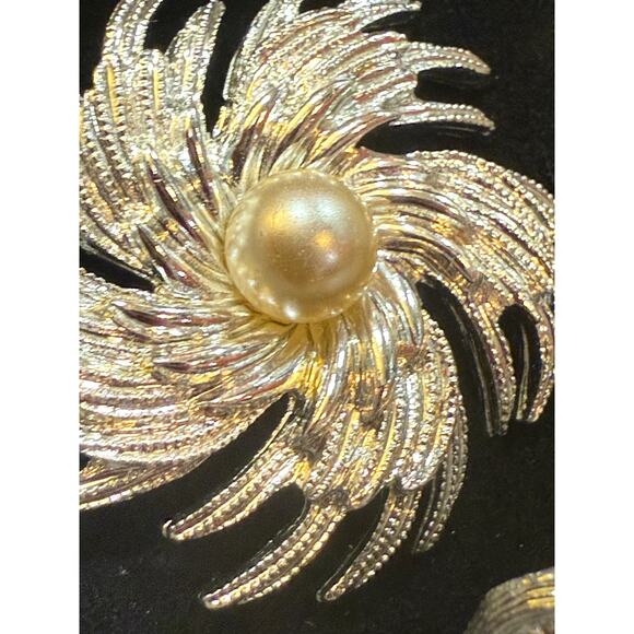 Vintage Sarah Coventry Silver Pinwheel Clip On Earrings 1962 Faux Pearl Retro - Picture 7 of 14